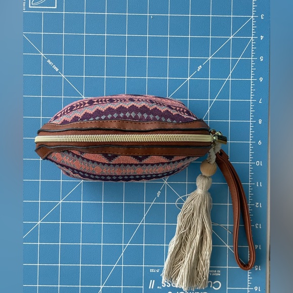 BOGO Clutch Wristlet - Picture 4 of 5